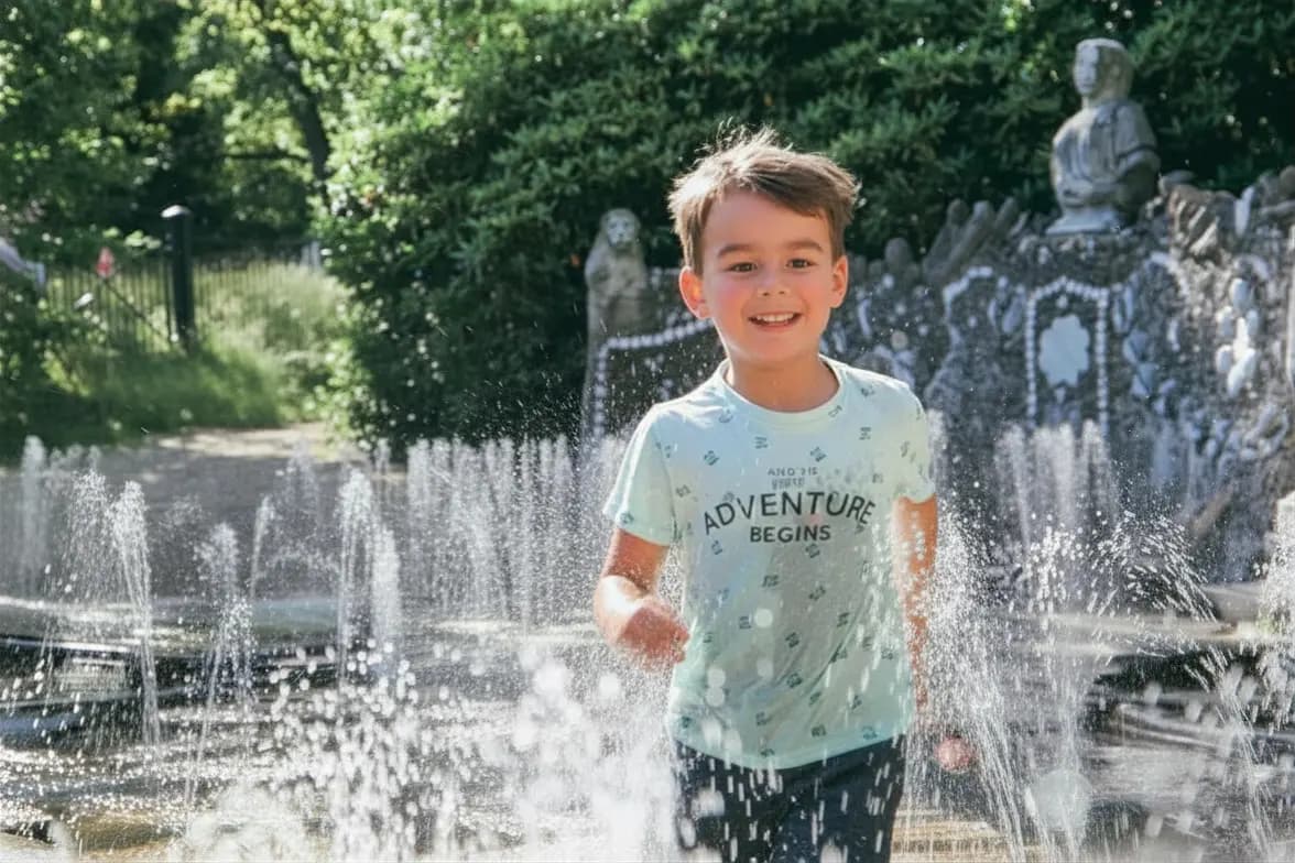 Kind bij fontein