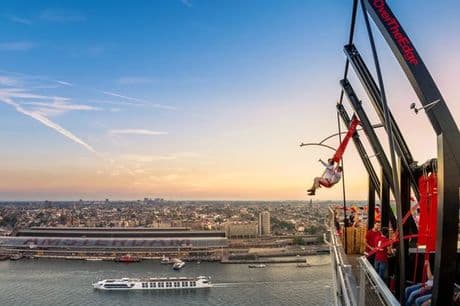 A'DAM Lookout - uitzicht en schommel op A'DAM Toren